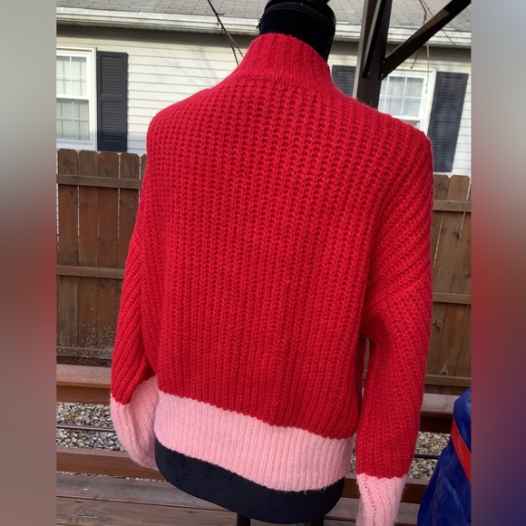 Soft, cozy crewneck sweater- like new❤️💖 - Picture 5 of 8